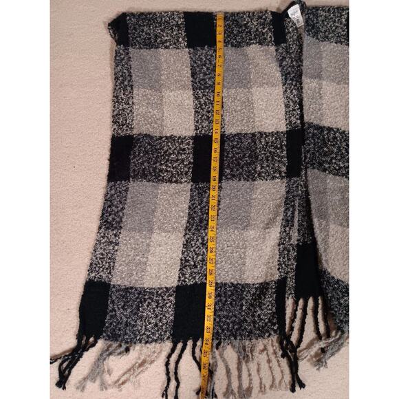 Woolrich Fringed Cape Shawl Wrap Fleece Polyester Black Gray Plaid Poncho One Sz - Picture 10 of 12